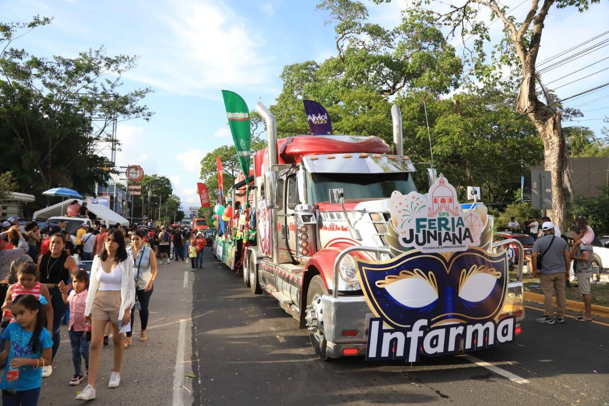Feria Juniana 2023: Desfile de carrozas reúne a miles de familias