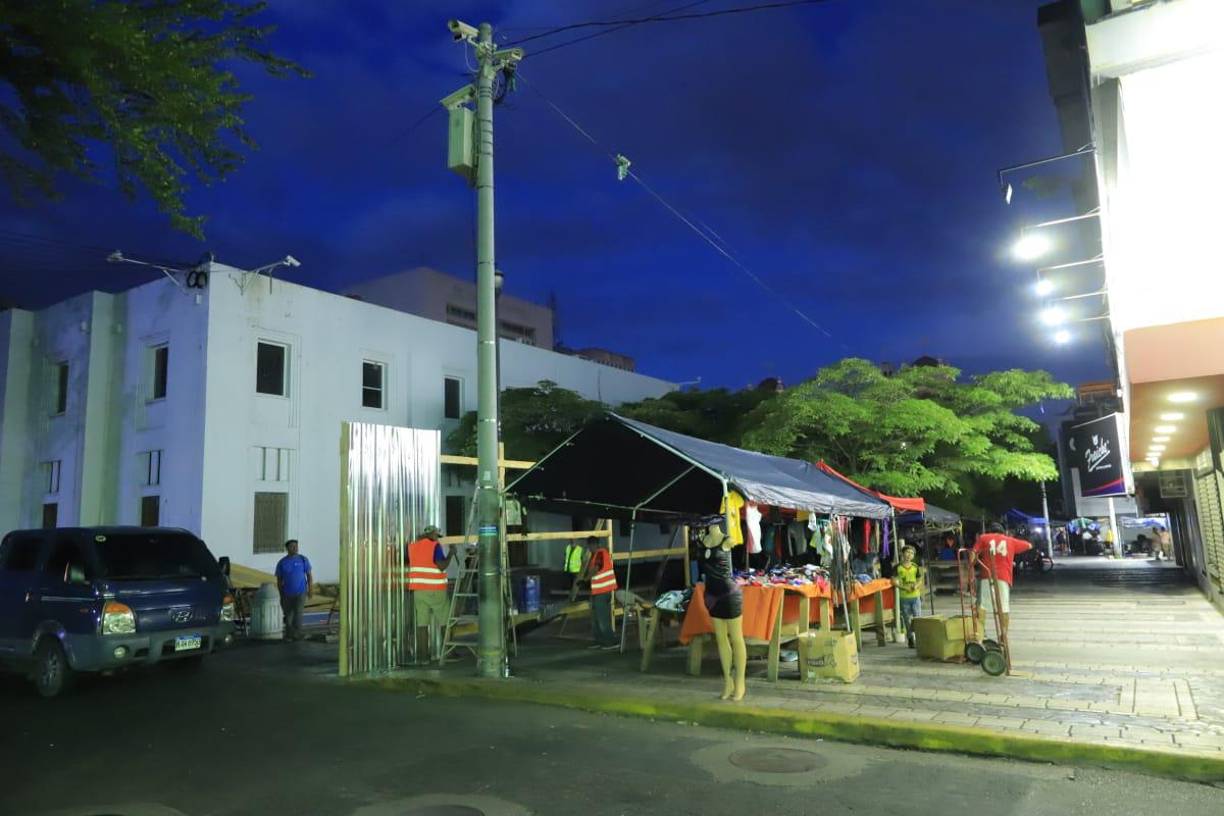 Actualmente hay varios puestos de venta y el parque se había convertido en un mercado. 