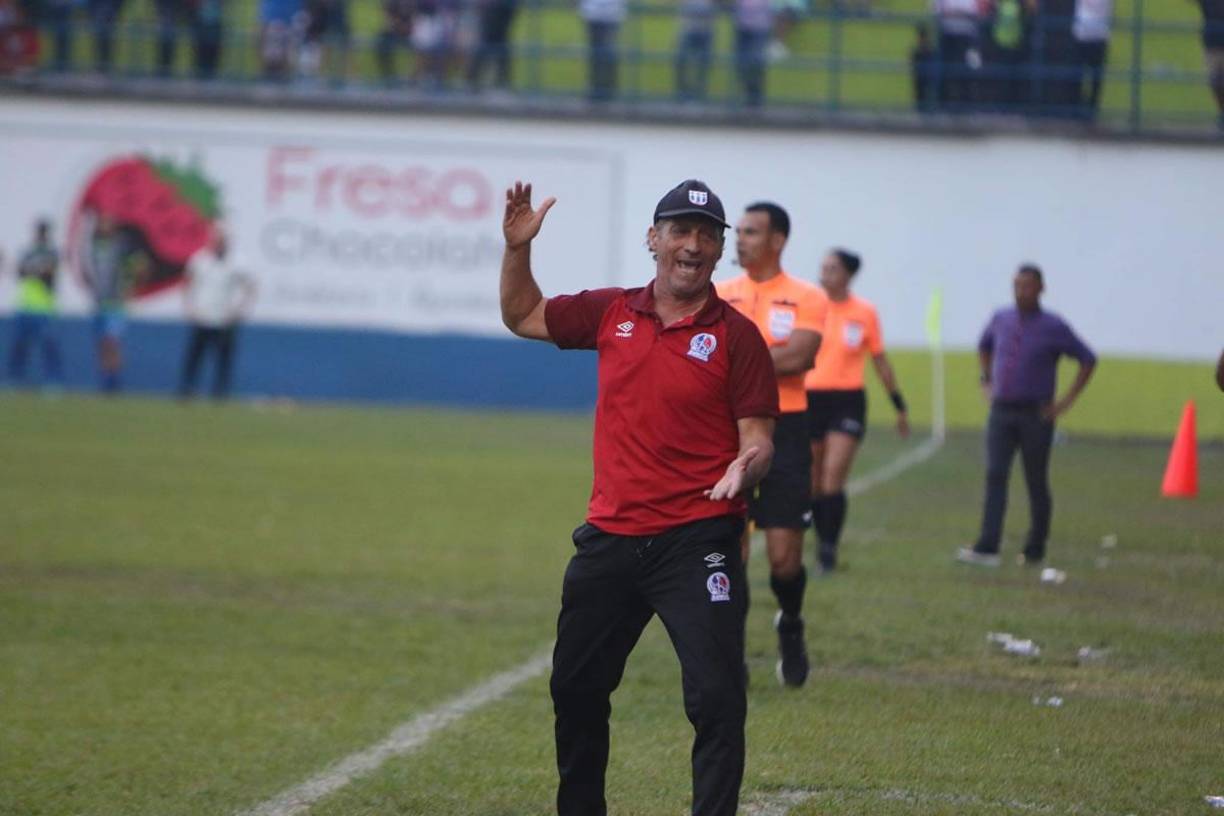 El entrenador argentino después explotó en conferencia de prensa y dejó varias frases.