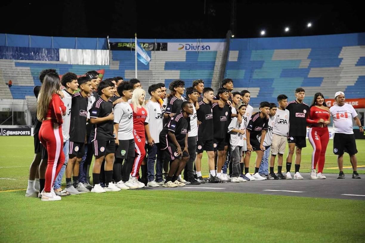 Los jóvenes que participaron de la despedida de ‘Rambo‘ de León.