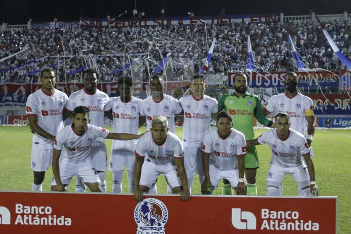 El 11 titular del Olimpia ante Motagua. Las novedades fueron Beckeles como lateral izquierdo, Germán Mejía de inicio y volvió la dupla Eddie Hernández -Bengtson.