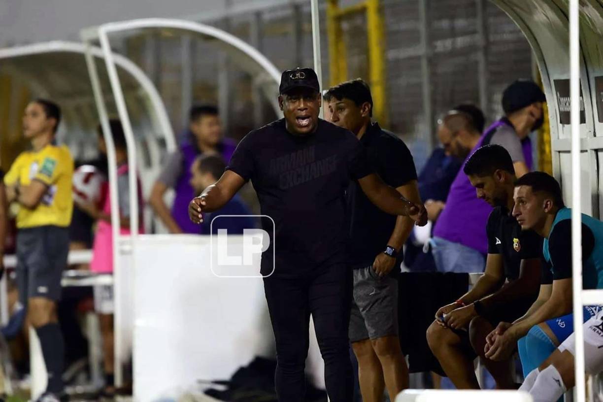 El entrenador tico Hernán Medford se mostró muy molesto y frustrado en la derrota del Herediano ante Real España.
