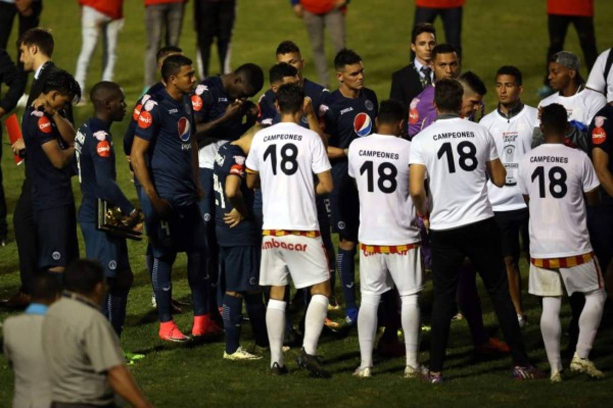 Los jugadores del Herediano le hicieron un pasillo a los del Motagua al momento de recoger la medallas de subcampeón. Bonito gesto.