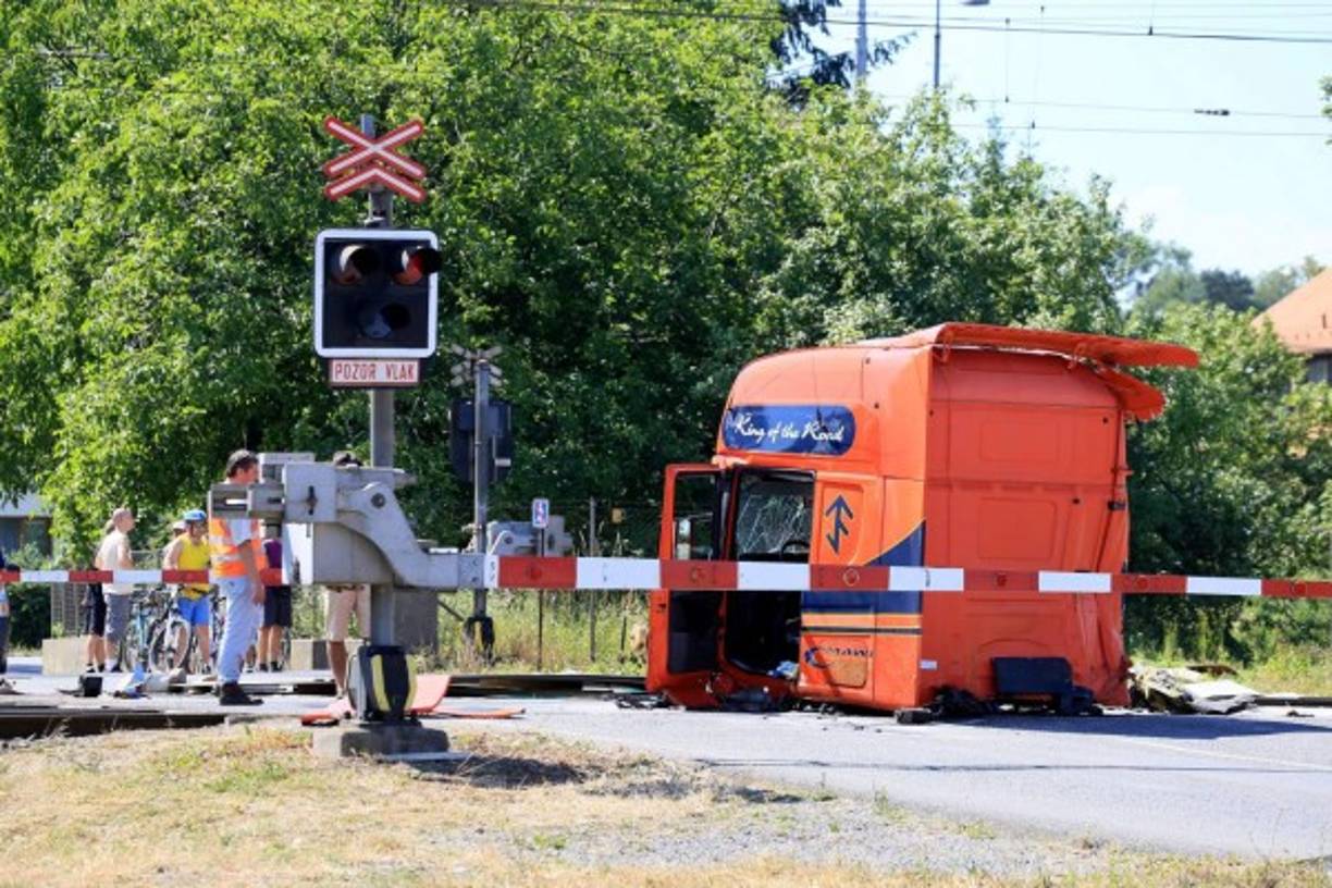 Dos personas murieron y 13 más resultaron heridas en el choque de este camión con un tren en la República checa.