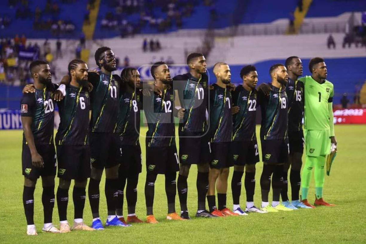 El pasado 13 de octubre, la selección de Jamaica venció 2-0 a Honduras en el estadio Olímpico y el jugador con el dorsal #12 quedó cautivado por la belleza de una presentadora catracha. 