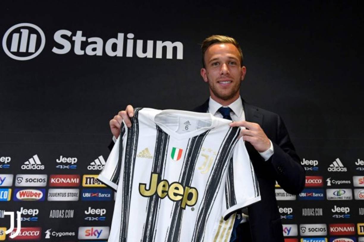 Arthur Melo fue presentado este miércoles como nuevo jugador de la Juventus, llegando al equipo italiano procedente del Barcelona. 'Es un día muy importante para mí, agradezco a mi familia, a los directivos, a Fabio ya todos los que me recibieron. Tengo el privilegio de jugar con grandes jugadores, jugar con Cristiano Ronaldo es casi la realización de un sueño', aseguró el mediocampista brasileño.