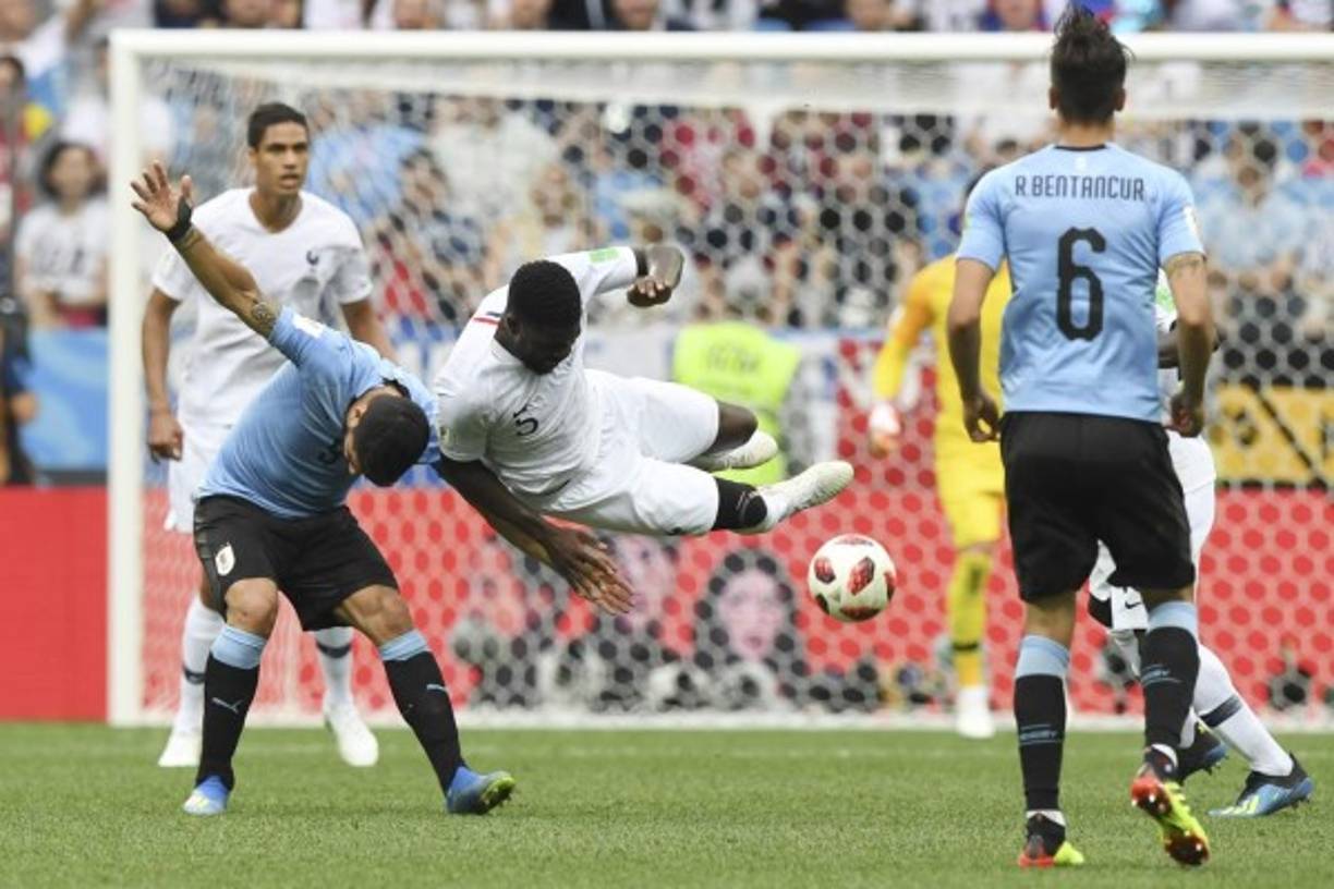 Compañeros en el FC Barcelona pero rivales en el Mundial, Umtiti y Luis Suárez tuvieron un duelo de poder a poder en el encuentro.