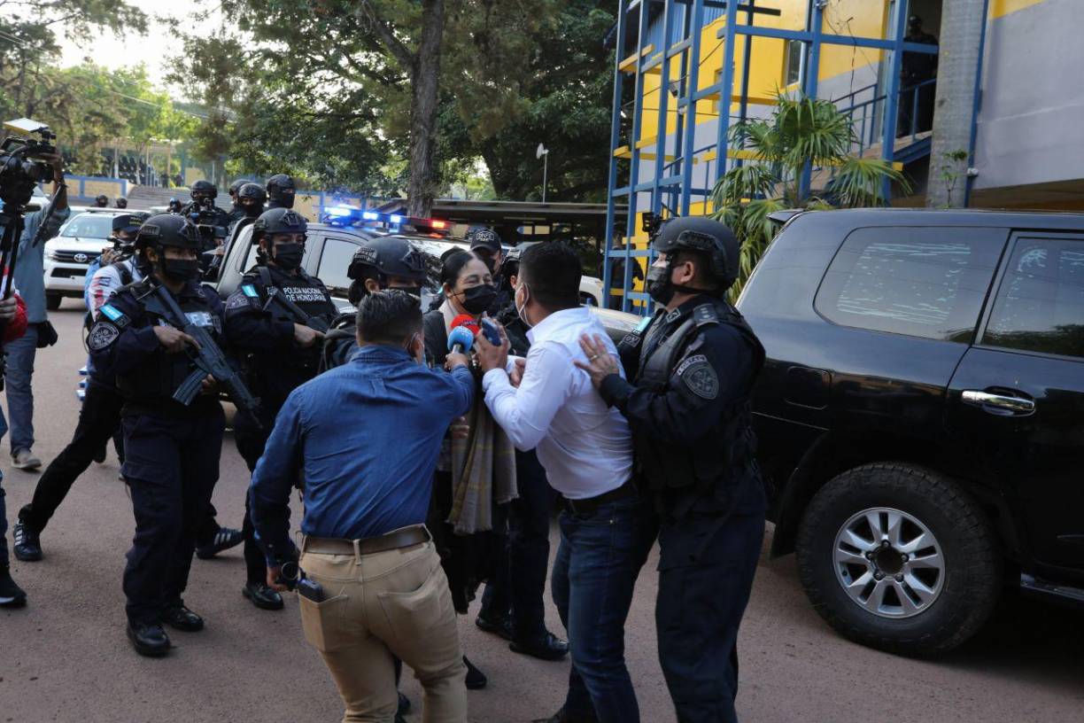 Esposada y en calma: Así lució Herlinda Montes antes de ser extraditada a Estados Unidos