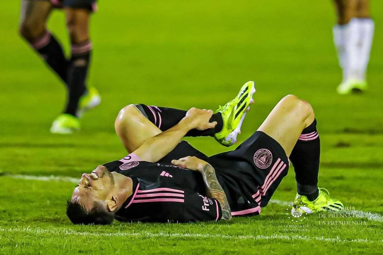 Messi se quedó en el suelo con gestos de dolor en su pie izquierdo tras la falta.