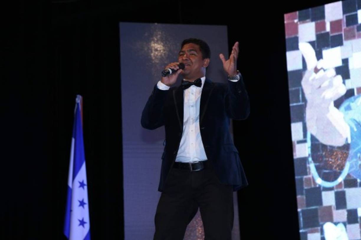 Luis Bustillo participó con su talento vocal.