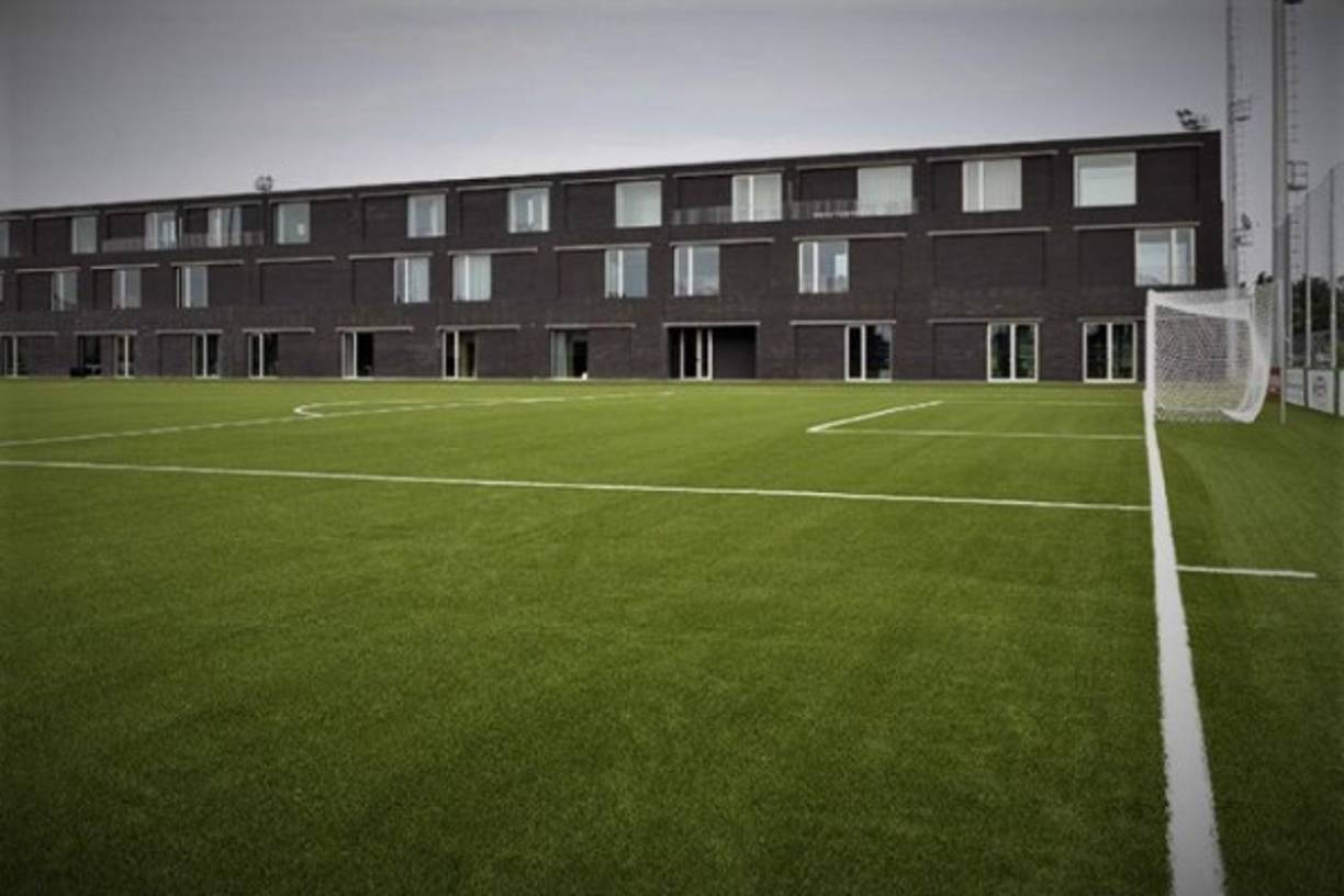 'Prohibido a todos los atletas el acceso a instalaciones del centro deportivo como vestuarios, gimnasios o oficinas. El cuerpo técnico no estuvo presente, mientras que se garantizó la presencia de un miembro del cuerpo médico en caso de emergencia', informó el Sassuolo en un comunicado oficial.