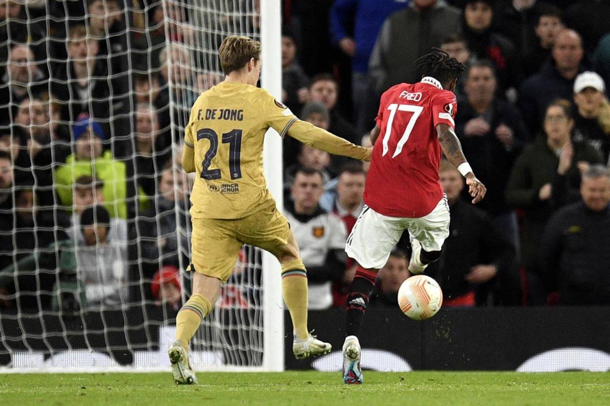 El brasileño Fred le pegó así de fuerte pegado al palo para vencer a Marc-André ter Stegen y empatar el partido, 1-1.