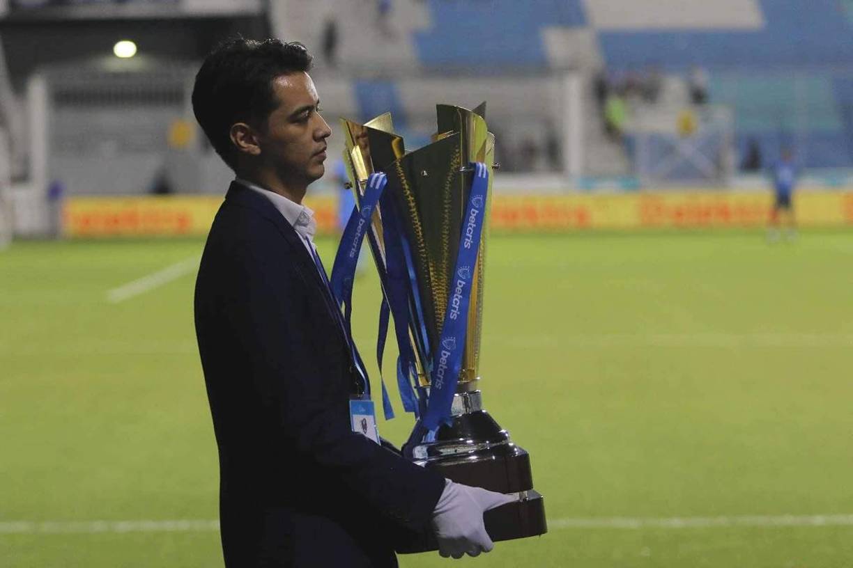 La Copa que conquistará el campeón del Torneo Apertura 2023 llegó al estadio Nacional Chelato Uclés.