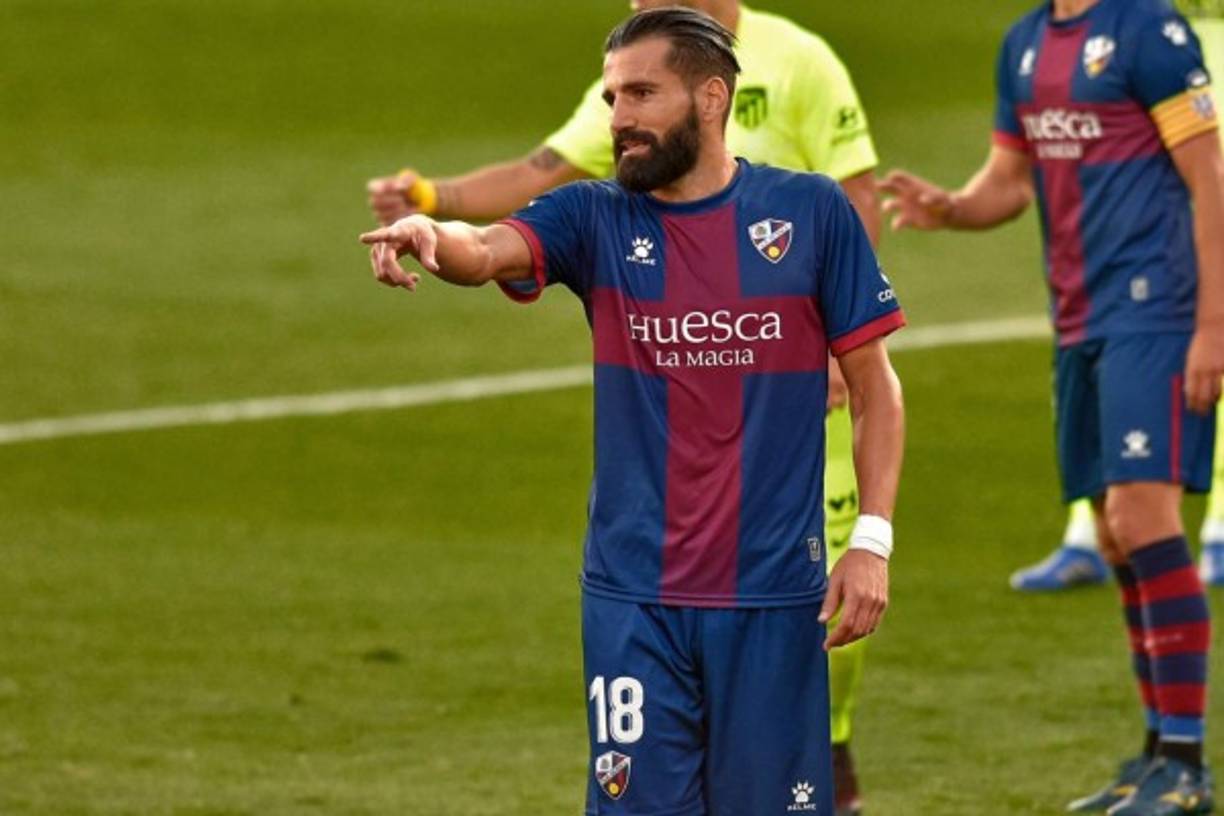 Dimitrios Siovas: el defensor del Huesca de España, de férrea marca, es uno de los más experimentados de las convocatorias (32).