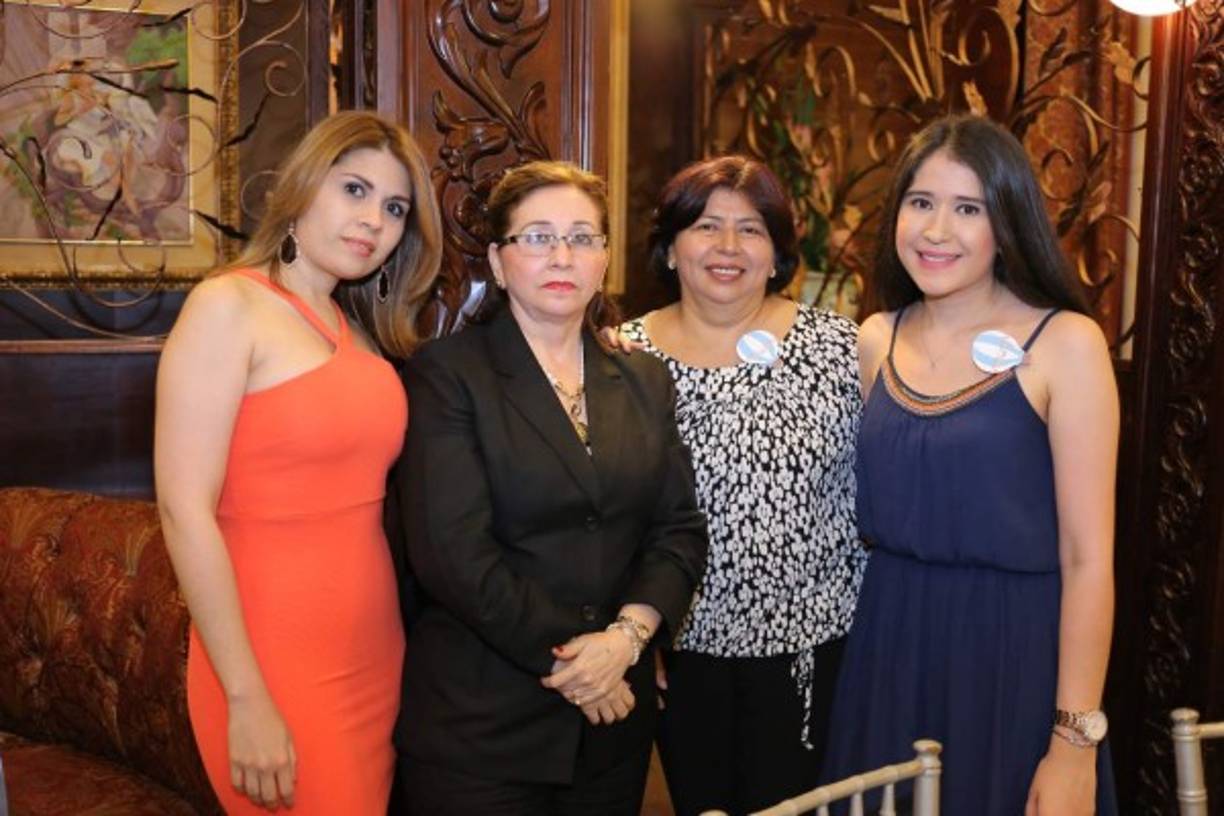 Claudia y Martha Boquín con Lorena y Andrea Moreno.