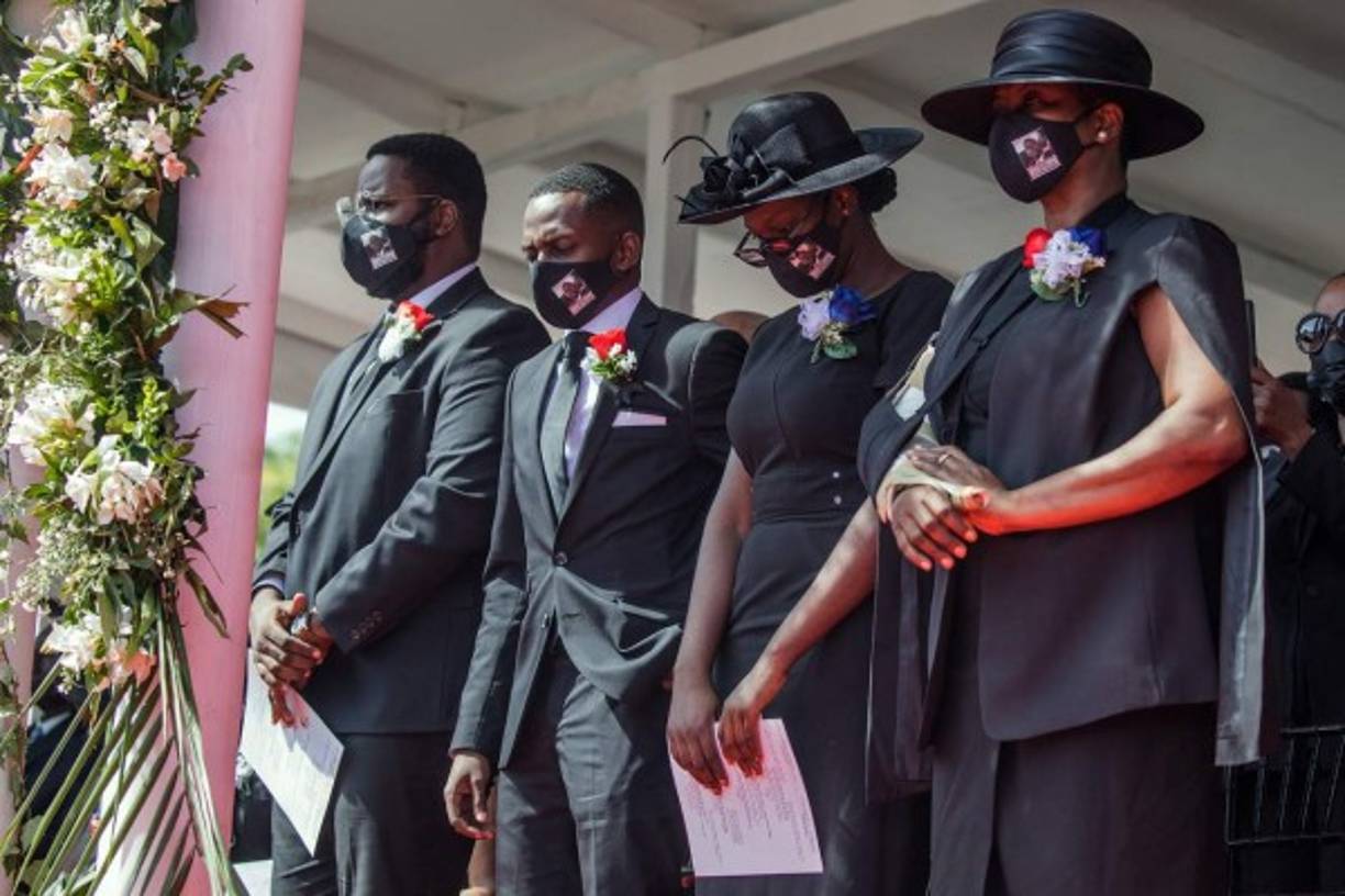 Según rememoró, inmediatamente fue a despertar a sus hijos y les dijo que se escondieran en un baño, mientras el presidente pedía ayuda a través de su teléfono a dos responsables de su equipo de seguridad, Dimitri Hérard y Jean Laguel Civil, que ahora están bajo custodia de las autoridades.<br/>