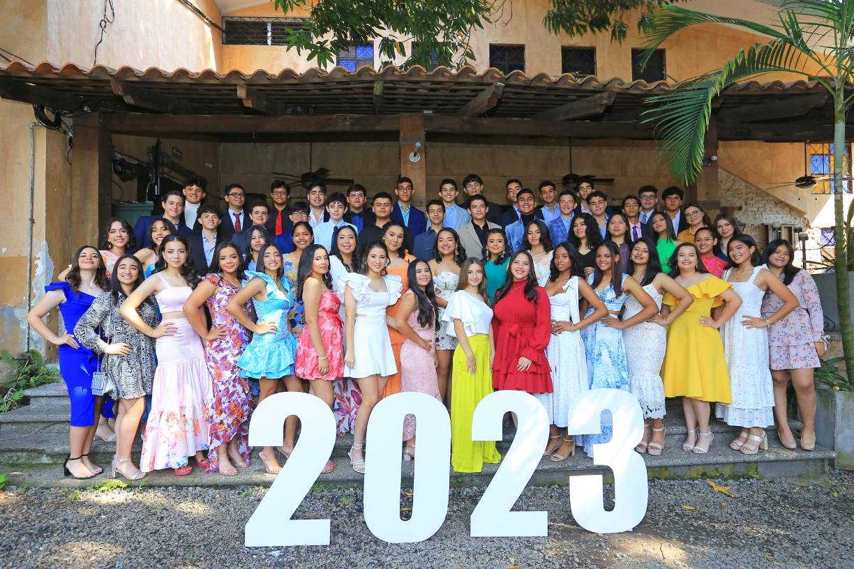 Los seniors lucieron elegantes, con tonos propicios para la ocasión. 