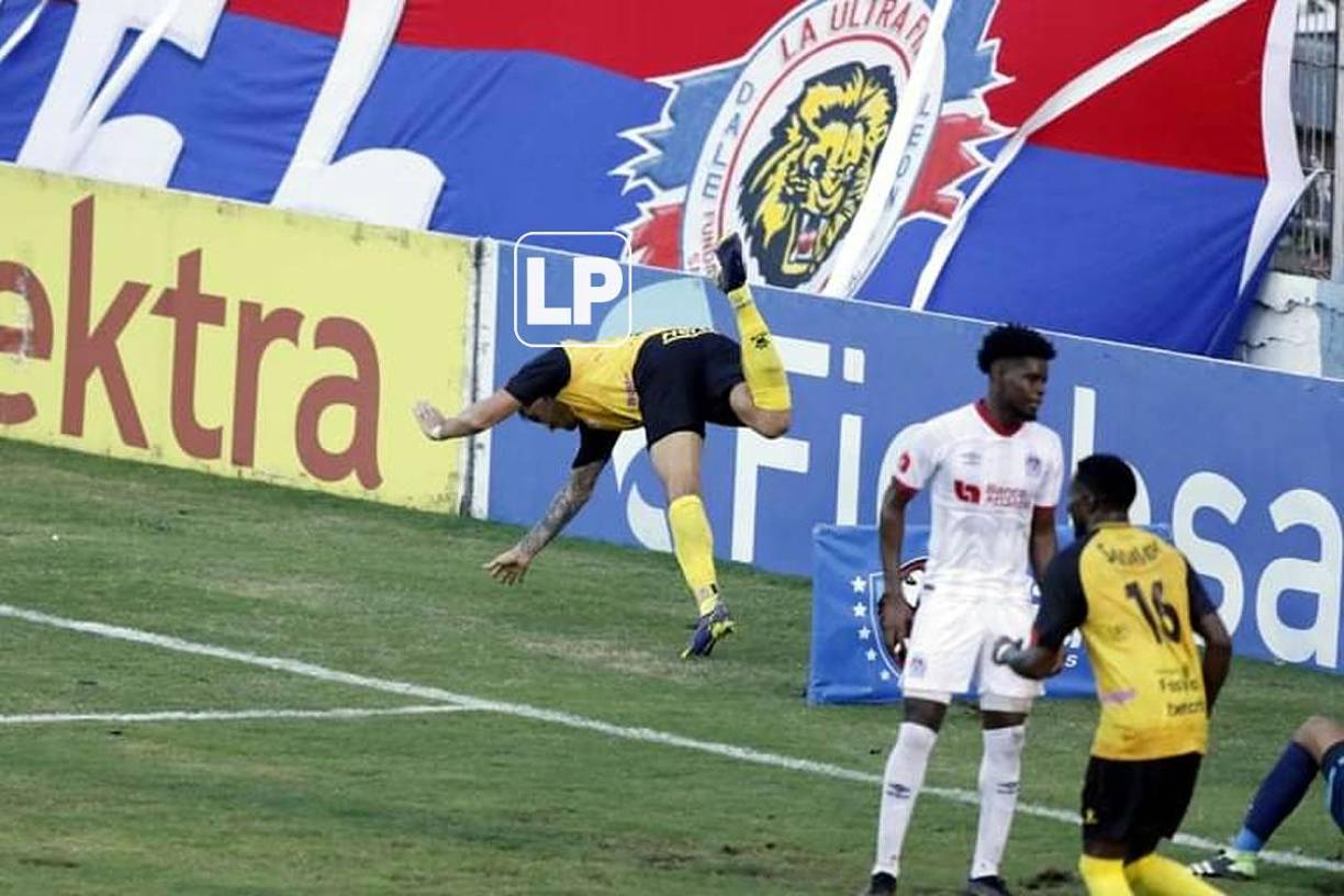 La acrobática celebración de Ramiro Rocca en el clásico.
