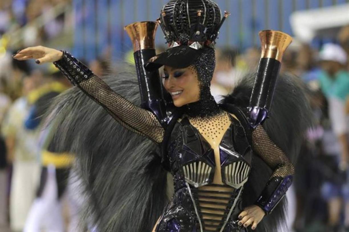 Cada 'escola' tiene hasta 75 minutos para recorrer los 700 metros del Sambódromo y deslumbrar a un jurado que puntúa categorías como percusión, vestuario y tema del desfile, entre otros.