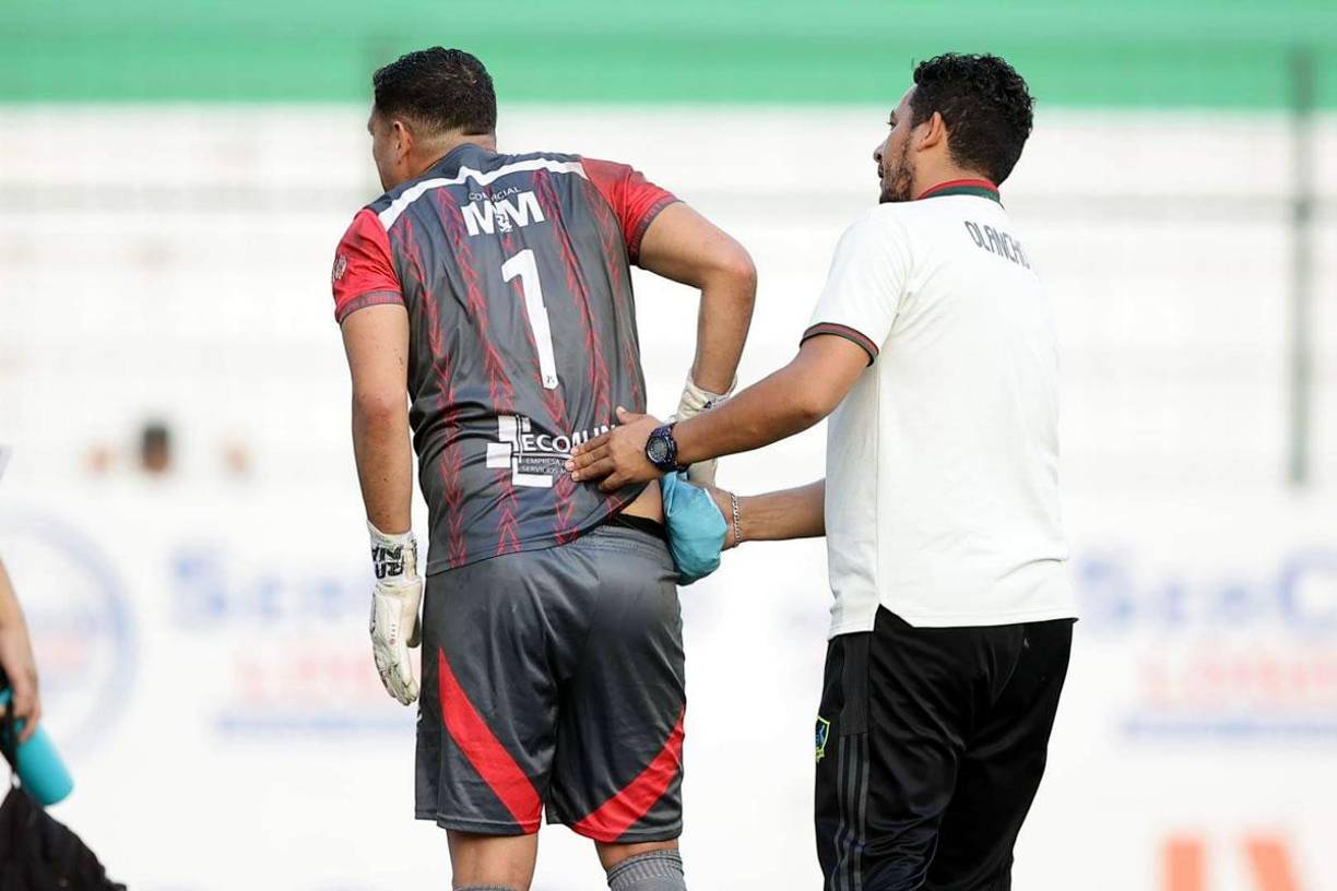 Harold Fonseca tuvo que recibir asistencia médica debido al fuerte golpe.