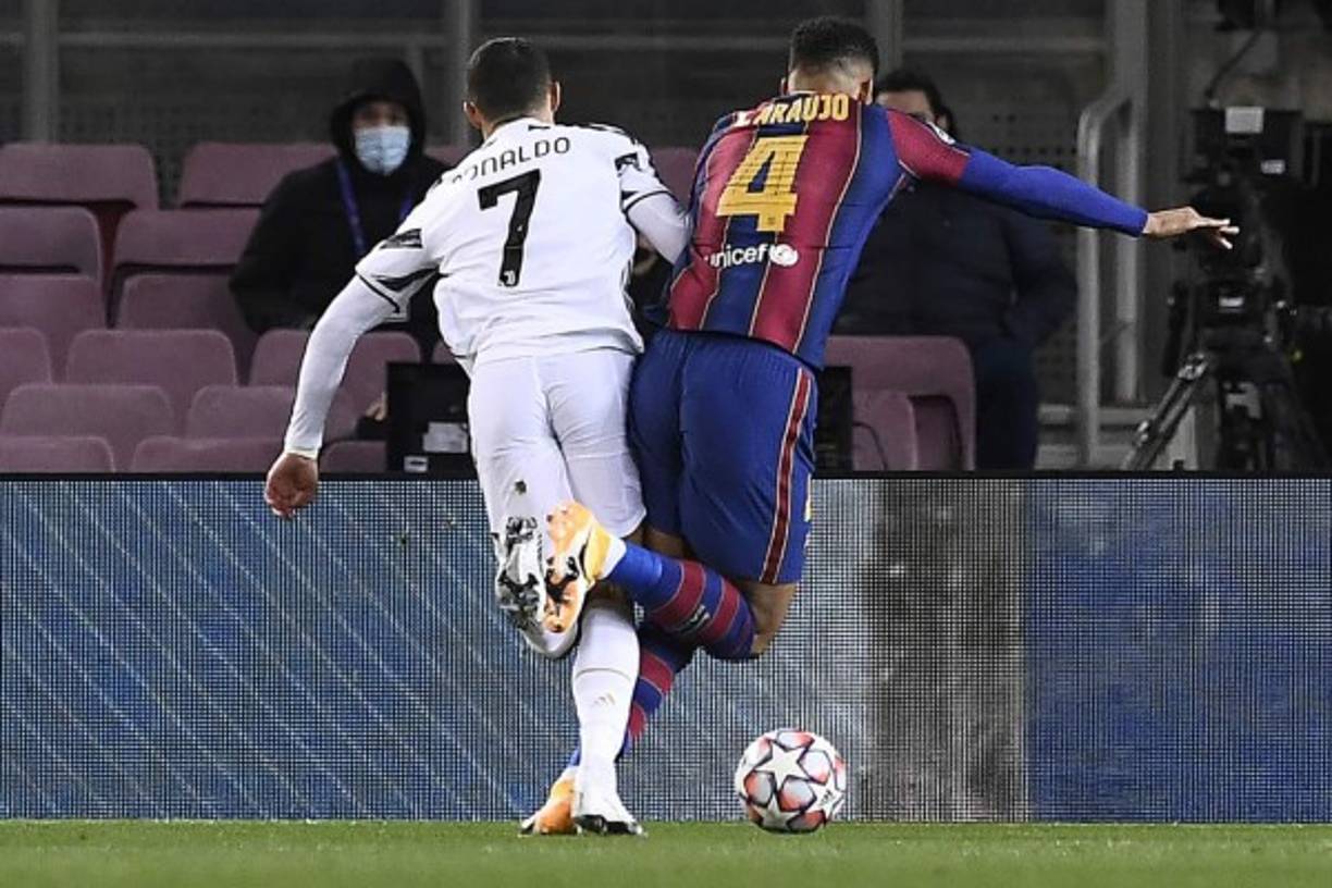 La falta penal que le cometió el defensa uruguayo Ronald Araújo a Cristiano Ronaldo.