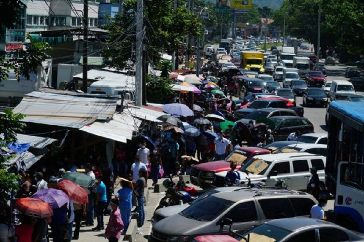 Cientos de derechohabientes del Seguro Social en San Pedro Sula hacen enormes filas bajo temperaturas superiores a los 35 grados y, tras varias horas, muchos de ellos regresan a sus casas sin ser atendidos.