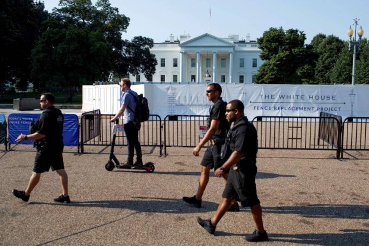 El Gobierno de Donald Trump ordenó la remodelación de la cerca que rodea la residencia presidencial tras los últimos incidentes de seguridad en los que varios individuos han logrado saltar la reja para ingresar a los jardines de la icónica mansión.