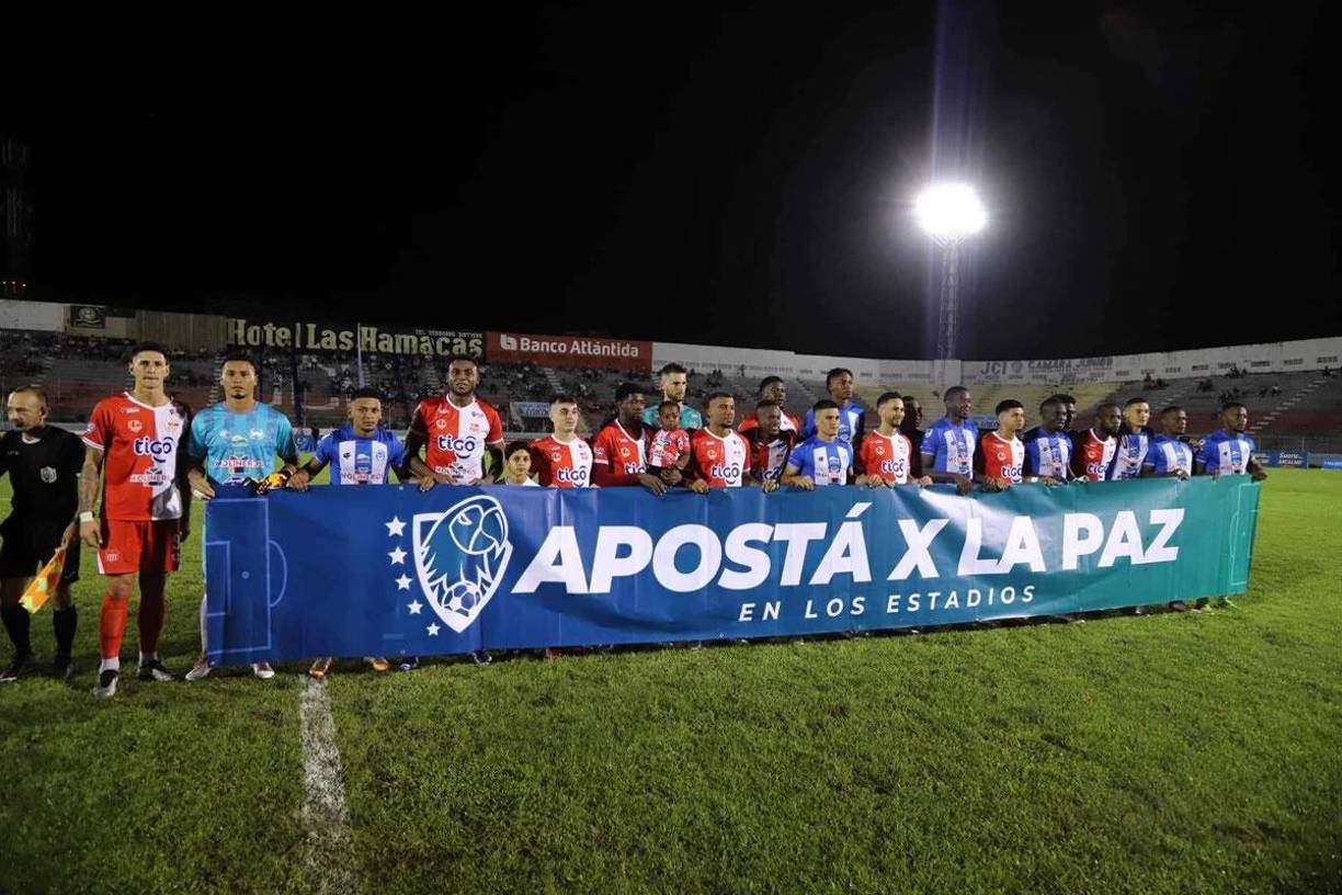 “Aposta por la paz”, la pancarta con la que posaron los juntos los jugadores del Vida y Victoria antes del inicio del Clásico Ceibeño.