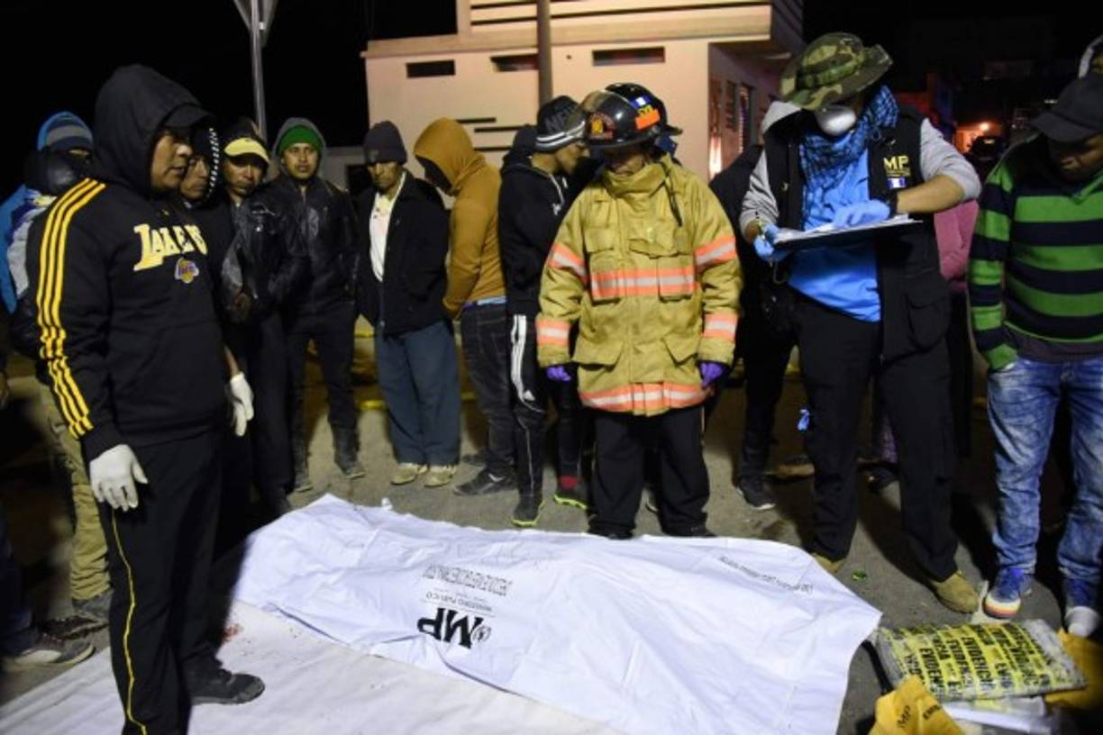 El camión muestra abolladuras en la cabina, supuestamente por el impacto con los cuerpos, según una foto divulgada por la policía.