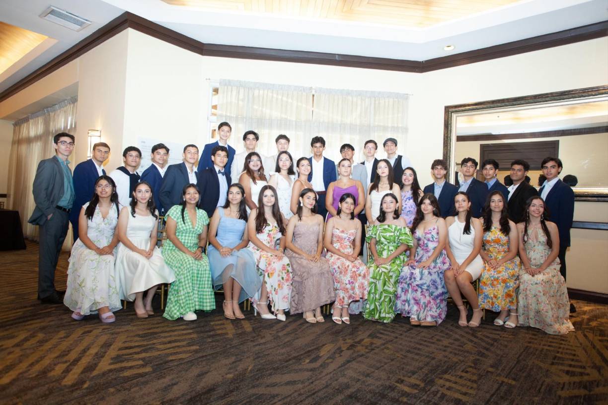 Los seniors posaron muy contentos para el recuerdo de su desayuno especial de último año de secundaria. 