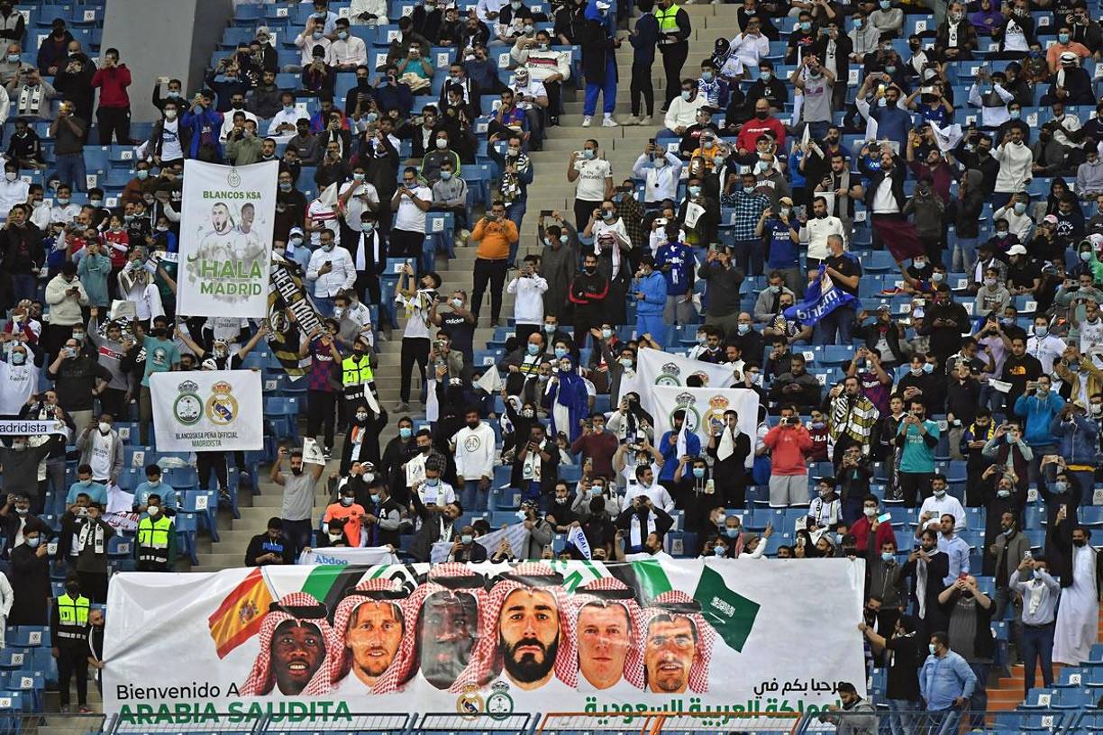 Más de 30 mil aficionados ingresaron al estadio Internacional Rey Fahd ubicado en Riad, capital de Arabia Saudita. Muchos eran seguidores del Real Madrid y llegaron con pancartas.