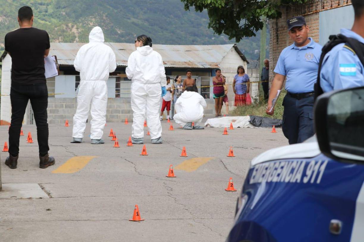 Agentes de la Policía Nacional acordonaron la escena del crimen para iniciar con las investigaciones correspondientes del caso.