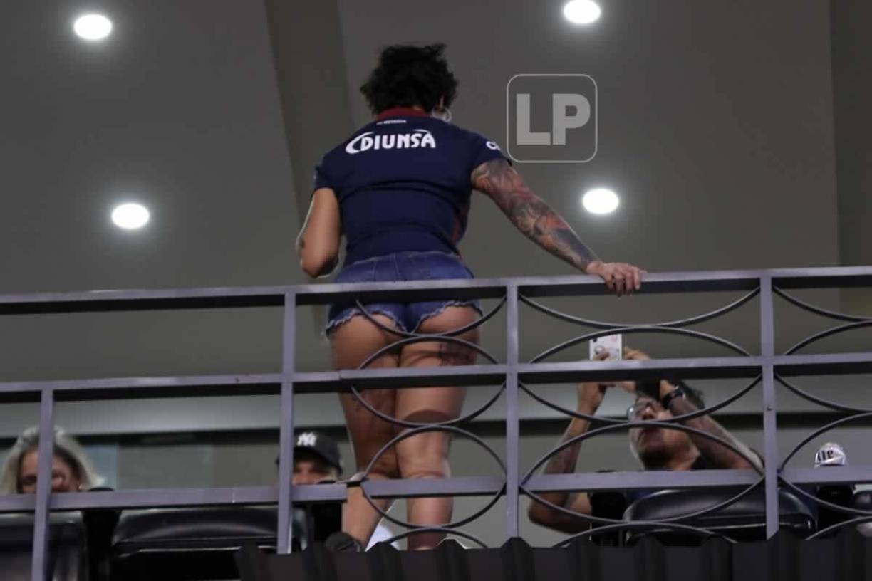 La sexy chica fue sensación en el palco del estadio Nacional y también hizo arder las redes sociales.