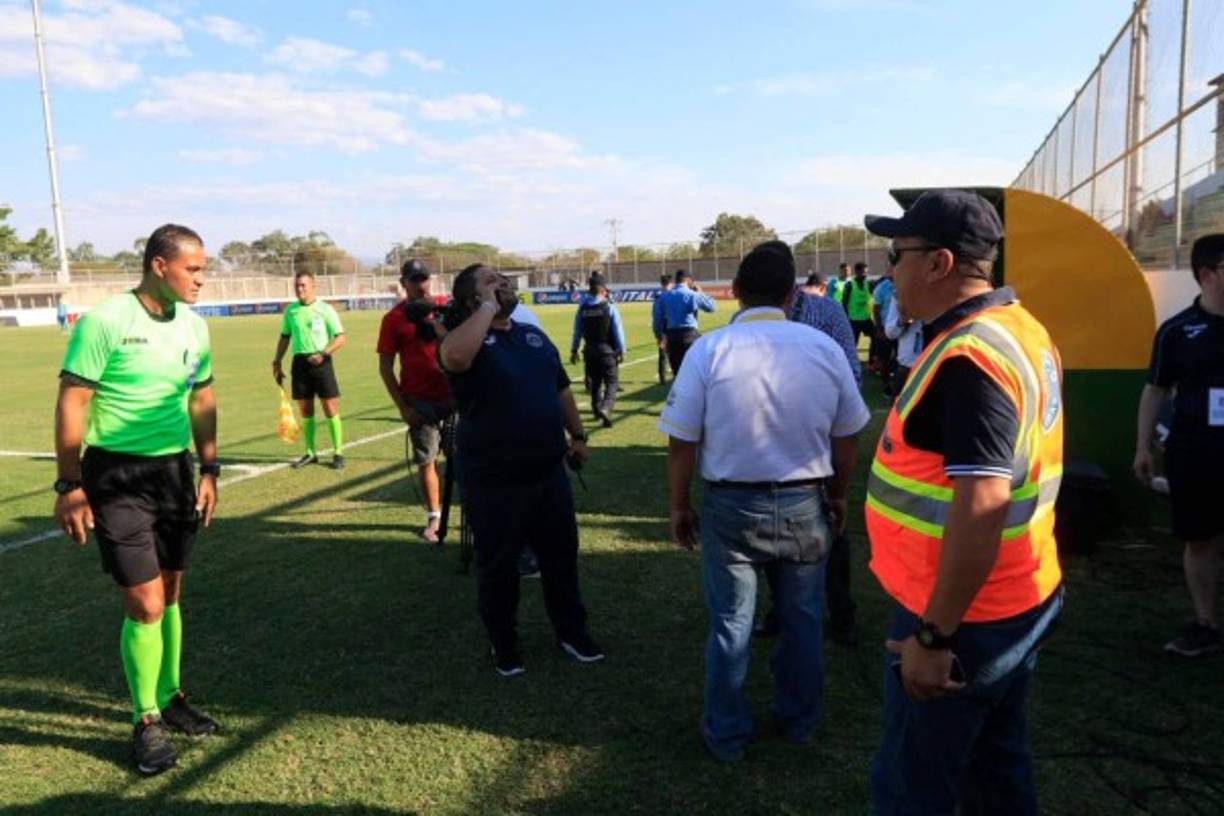 El partido fue interrumpido hasta tres veces por la inspección de Copeco que pedía a las personas que estaban en las gradas que abandonaran el estadio.