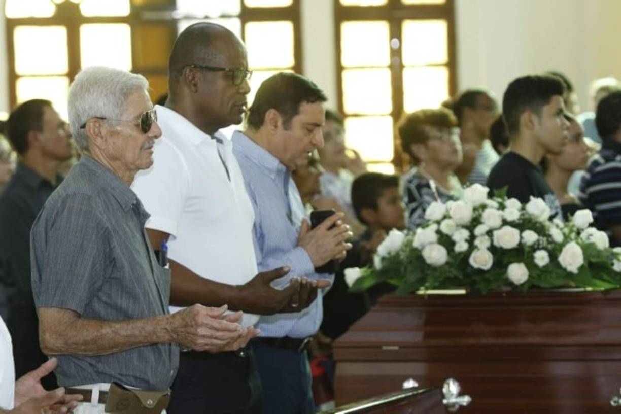 Gilberto Yearwood y Alberto Chedrani realizaron una oración por Hernán García.