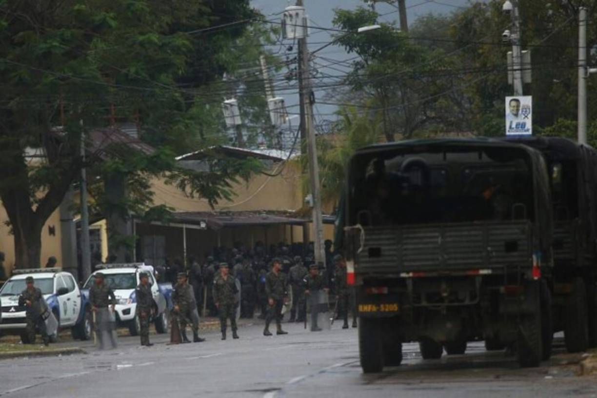 Más de 1,500 militares de varios batallones de infantería miembros de la Policía Nacional participan en el operativo.