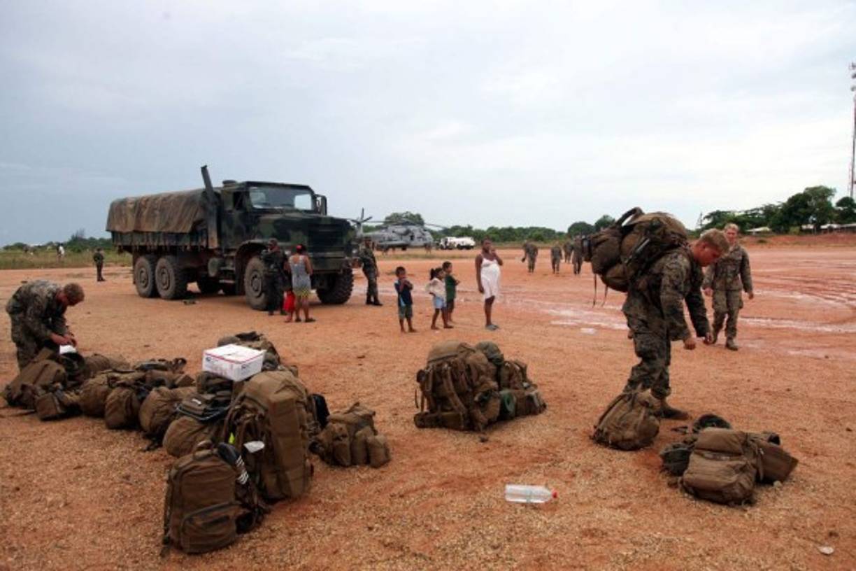 Los marines alistando maletas antes de irse.
