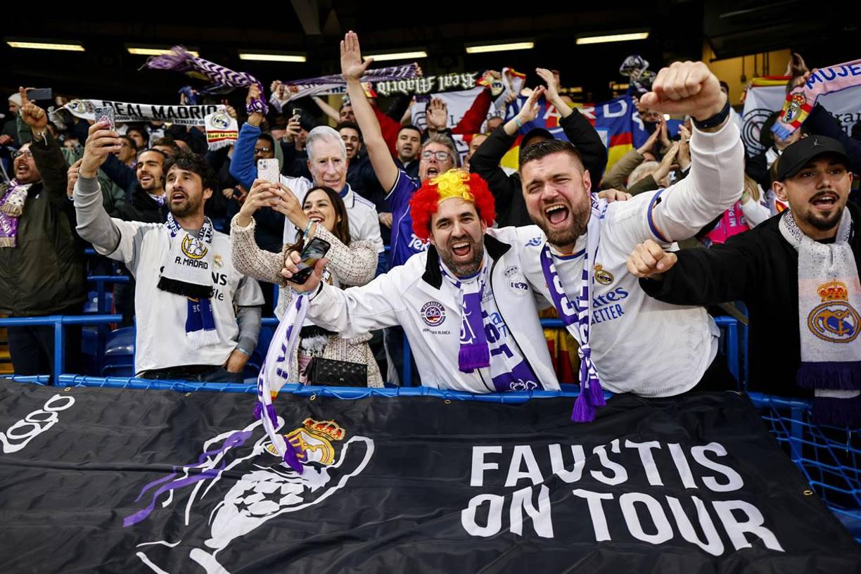 Los aficionados del Real Madrid disfrutando en el estadio Stamford Bridge previo al inicio del partido.