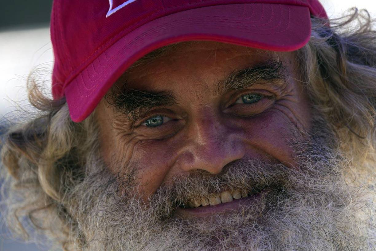 El superviviente de origen australiano fue identificado como Timothy <b>Lyndsay Shaddock</b>, de 54 años, mientras que su mascota, una perra con pelaje negro y café se llama “Bella”.