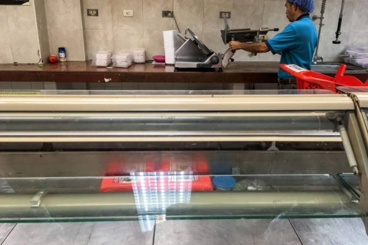 'Es un desastre, no hay alimentos básicos. Las medidas son puro embuste, van a traer más hambre y desempleo', dijo a AFP Marielsi Ochoa, médica de 34 años, en medio de estantes vacíos.