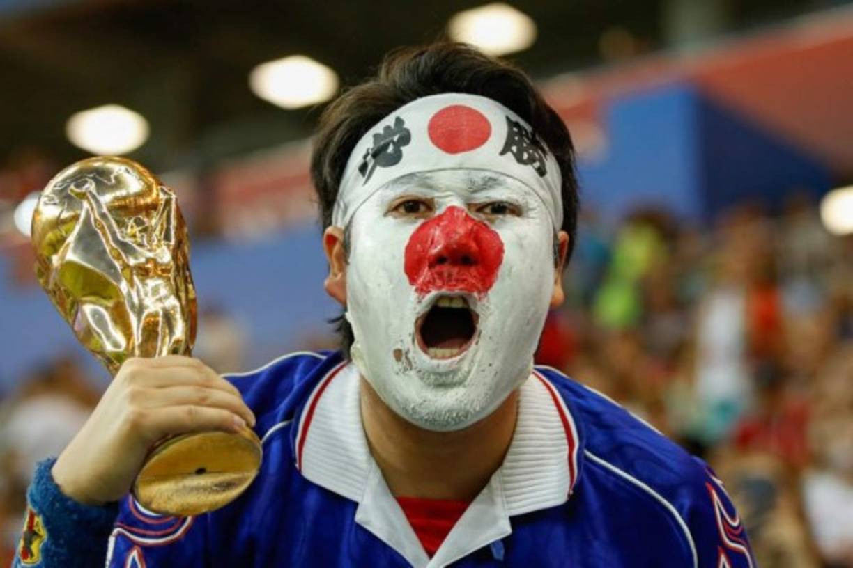 Este aficionado japonés llegó con su copa, pero se fue eliminado.