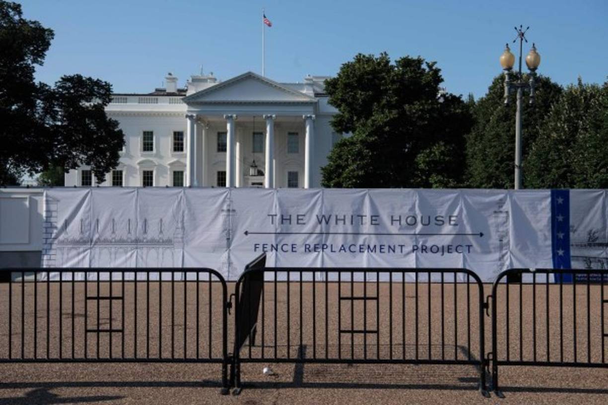 Las autoridades bloquearon la calle de la Avenia 1600 de Pennsylvania mientras se ejecutan los trabajos en la cerca.