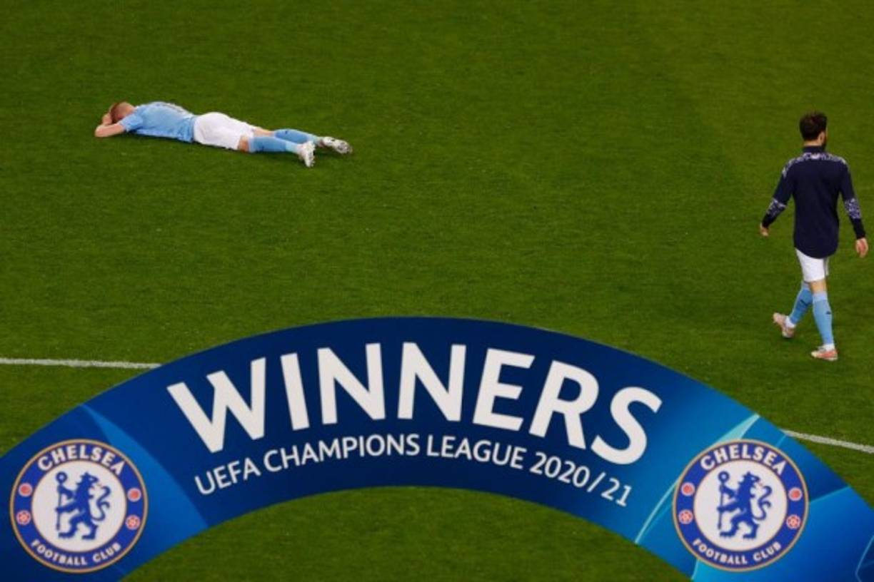 El jugador ruso Oleksandr Zinchenko estaba decepcionado y se tiró al césped.