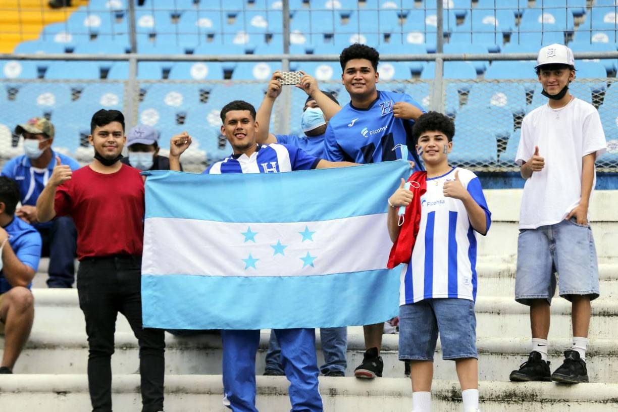 ¡Poca afluencia! El ambiente en el Honduras-El Salvador en un estadio Olímpico vacío