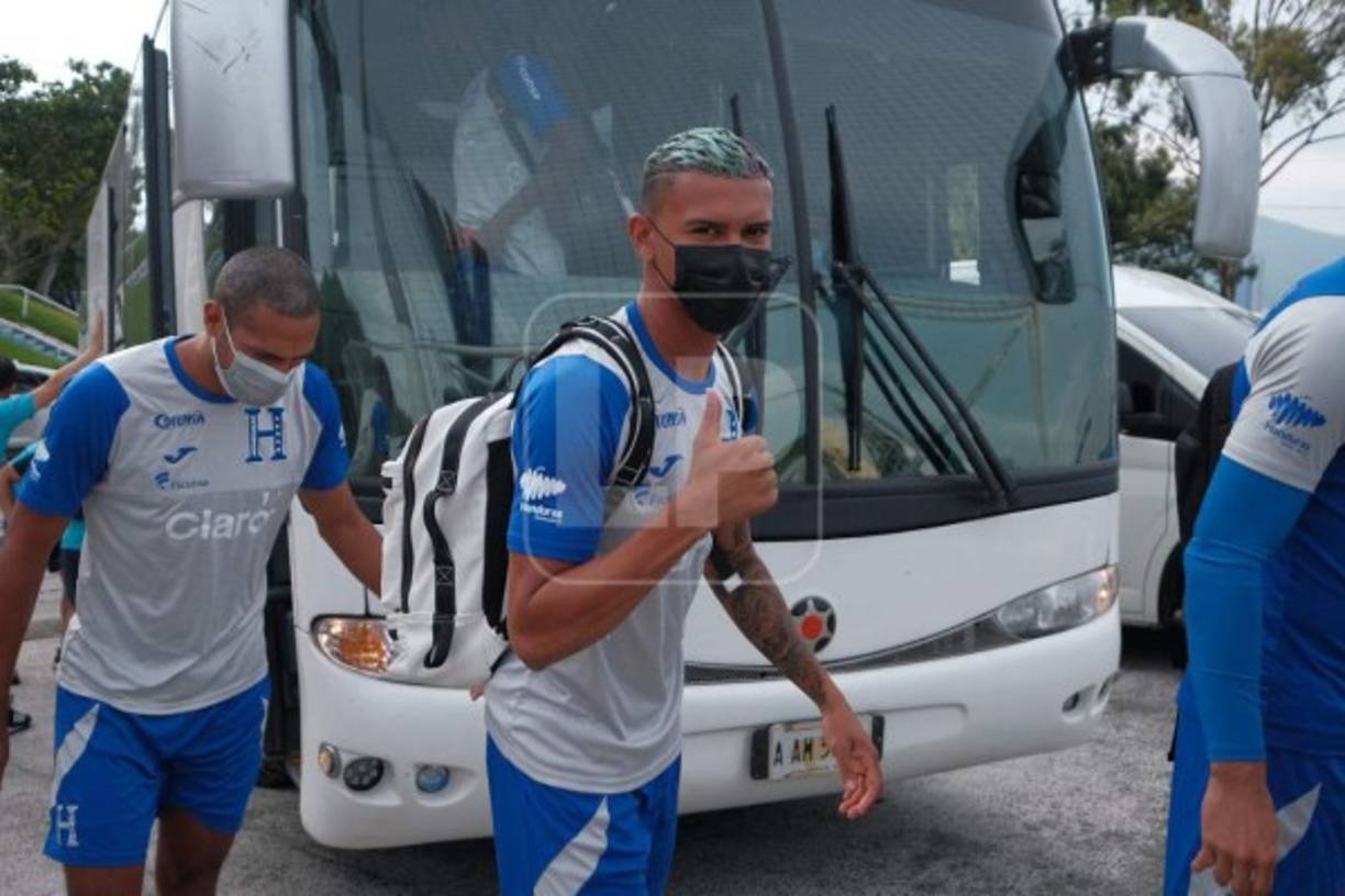 Kervin Arriaga saluda al lente de Grupo OPSA tras bajarse del autobús.