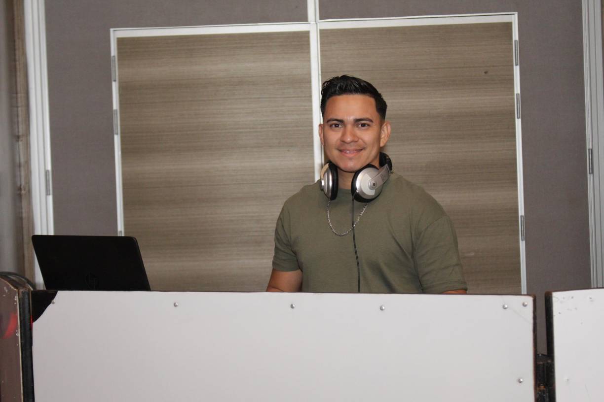 Osman Hernández amenizó con música contemporánea la reunión de los seniors