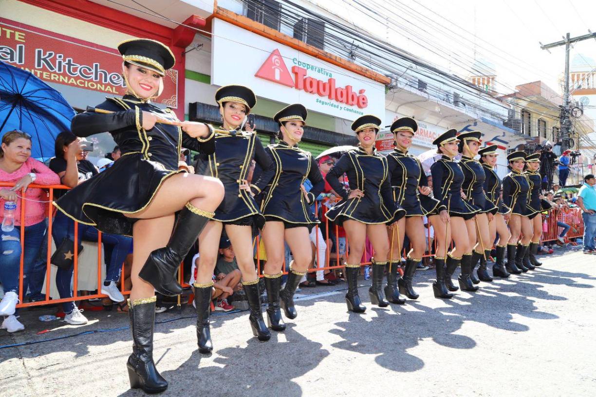 Fervor y amor patrio en los desfiles de La Ceiba