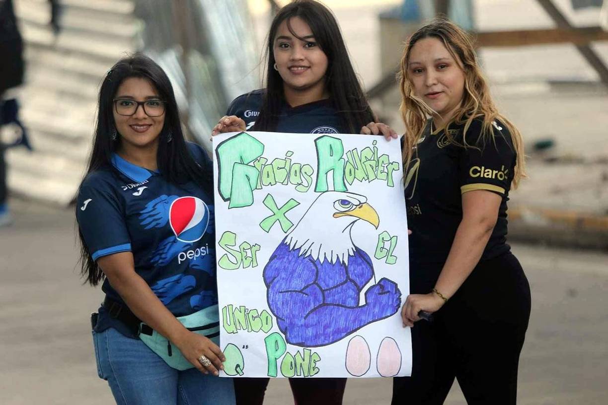 Estas bellasa aficionadas motagüenses mostraron su apoyo al portero argentino Jonathan Rougier.