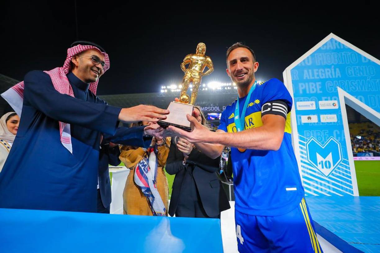 Carlos Izquierdoz con el trofeo de la Copa Maradona.