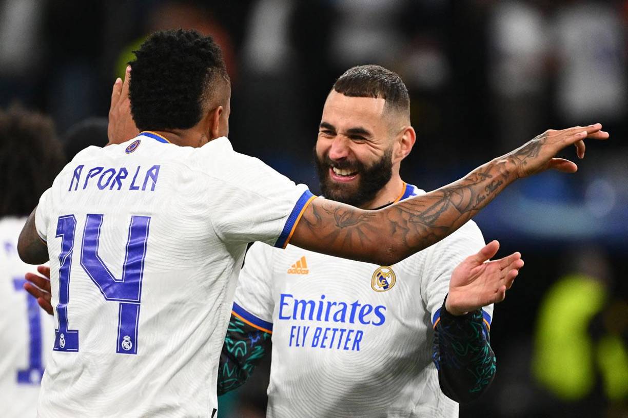Karim Benzema y Éder Militao se abrazan tras clasificar a la final de la Champions League.